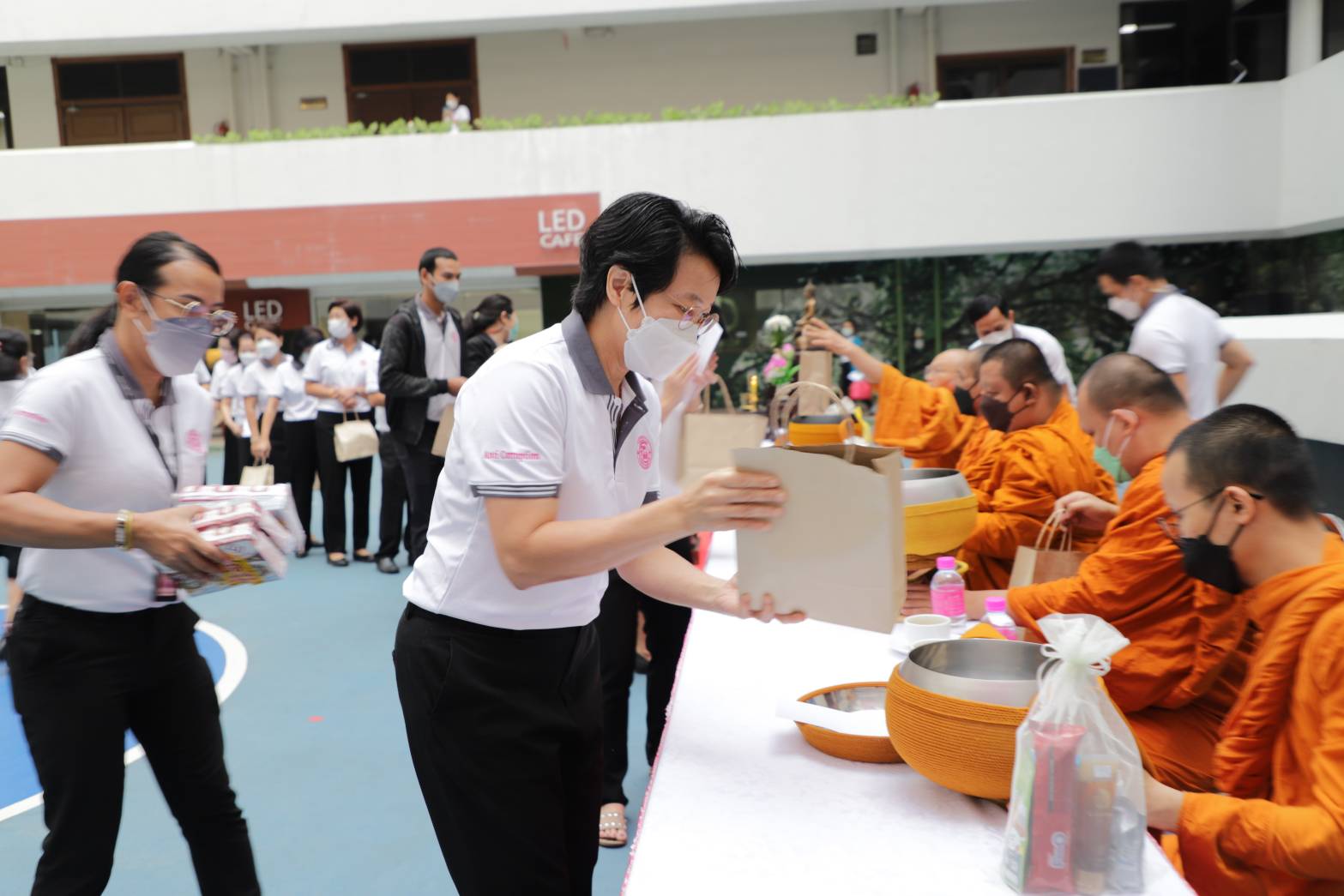 กรมบังคับคดี จัดกิจกรรมทำบุญตักบาตรประจำเดือนธันวาคม 2564